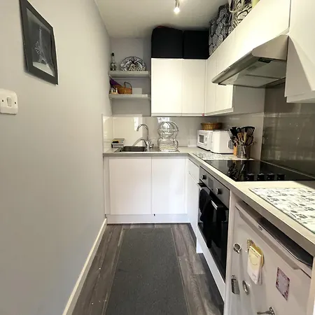Snug In Location Apartment
