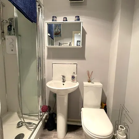 Snug In Location Apartment *