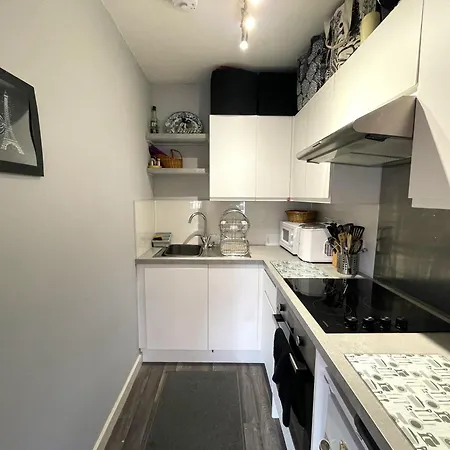 Snug In Location Apartment *