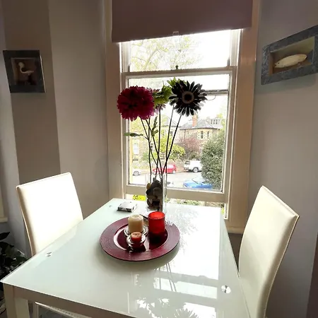 아파트 Snug In Location *