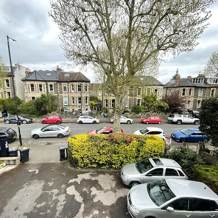 Snug In Location 布里斯托