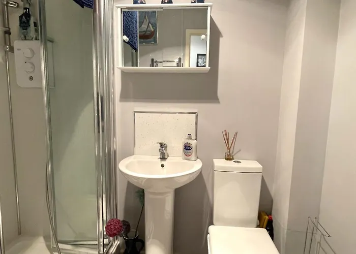 Snug In Location Apartment *